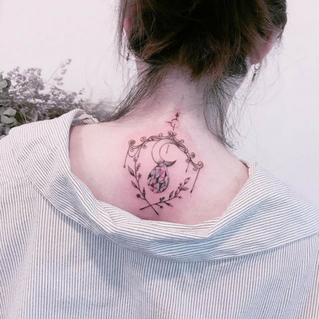 tattoo femenino para la nuca 44