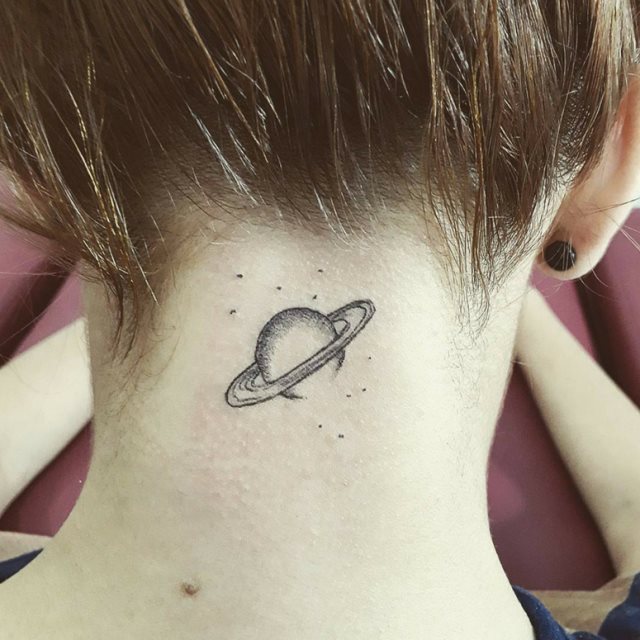 tattoo femenino para la nuca 45