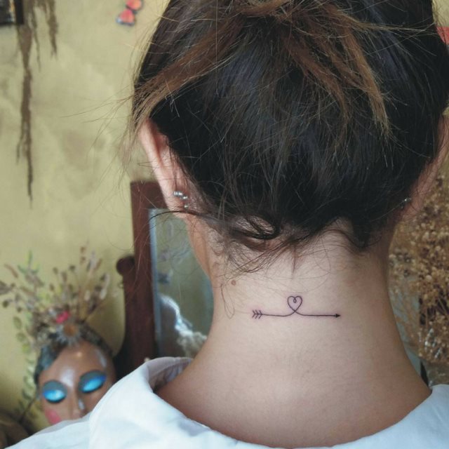 tattoo femenino para la nuca 50