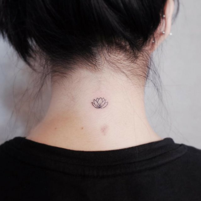 tattoo femenino para la nuca 51