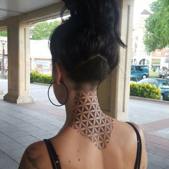 tattoo femenino para la nuca 52