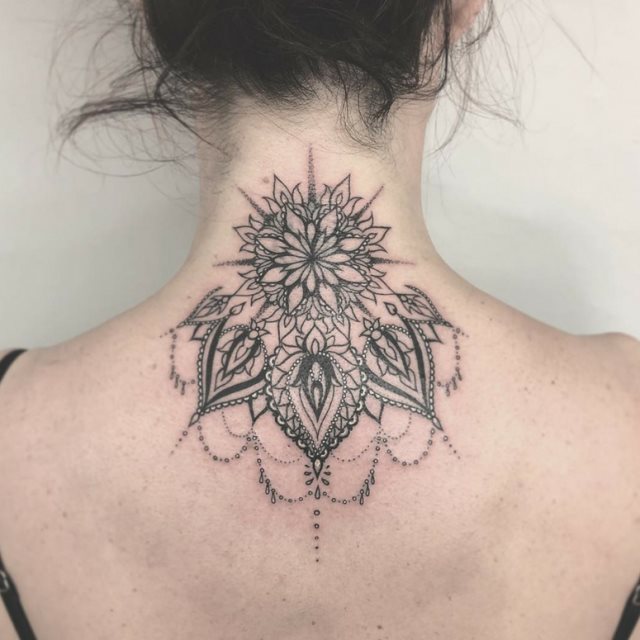 tattoo femenino para la nuca 53