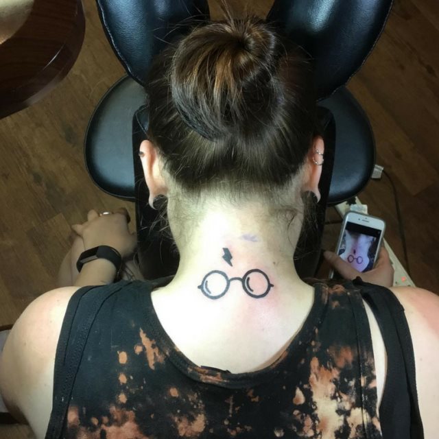 tattoo femenino para la nuca 55