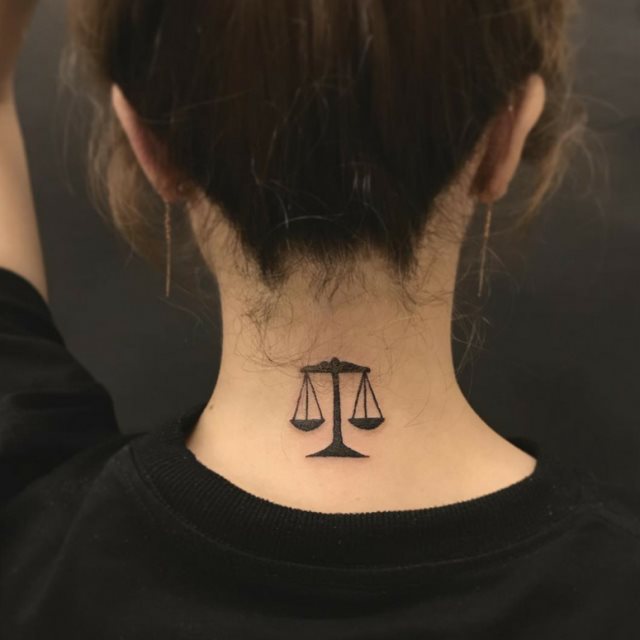 tattoo femenino para la nuca 56