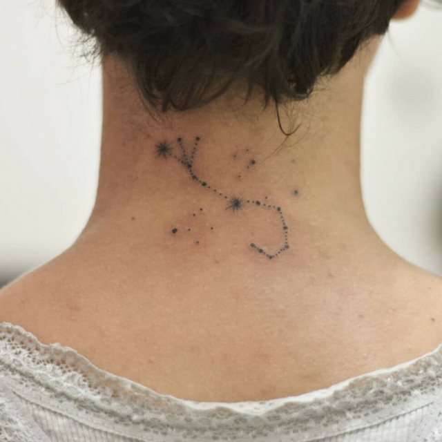 tattoo femenino para la nuca 62