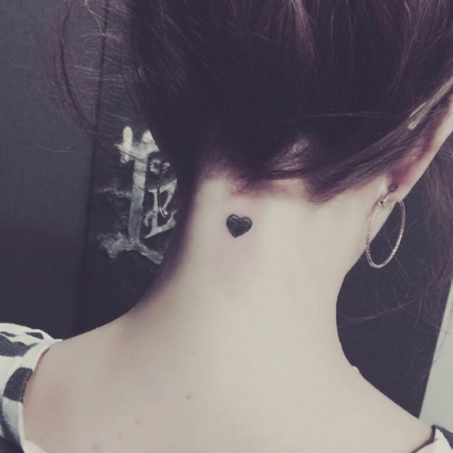 tattoo femenino para la nuca 65