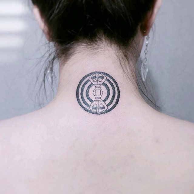 tattoo femenino para la nuca 66