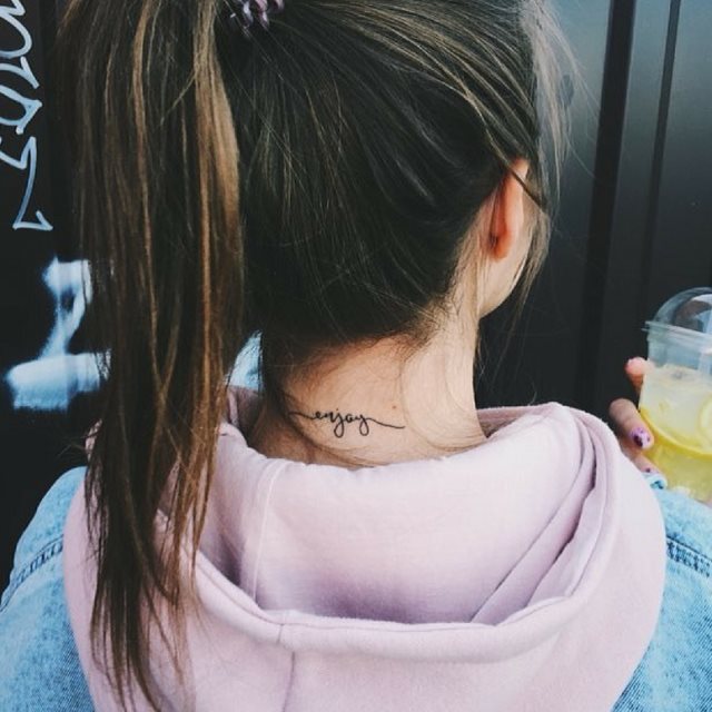 tattoo femenino para la nuca 68