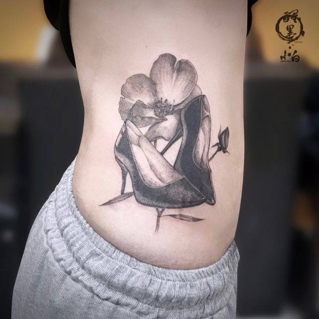 tattoo femenino para la pelvis 16
