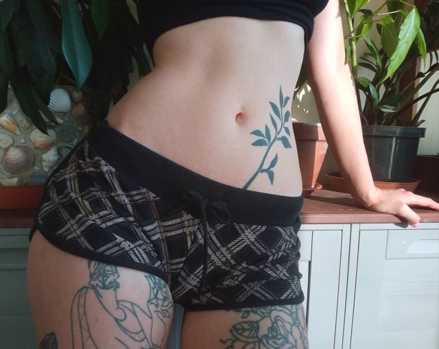 tattoo femenino para la pelvis 19