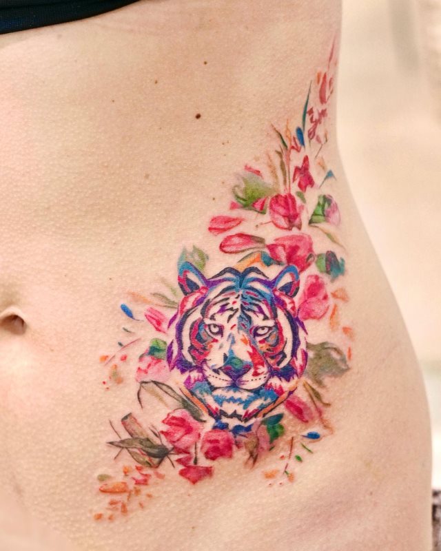 tattoo femenino para la pelvis 20