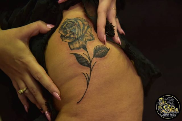 tattoo femenino para la pelvis 21