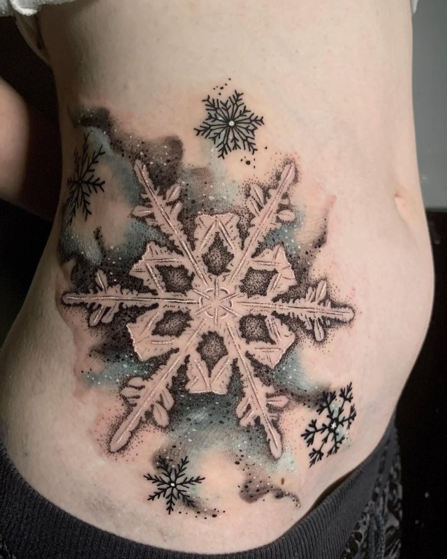 tattoo femenino para la pelvis 23