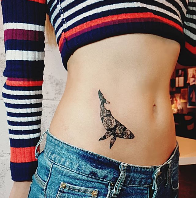 tattoo femenino para la pelvis 24