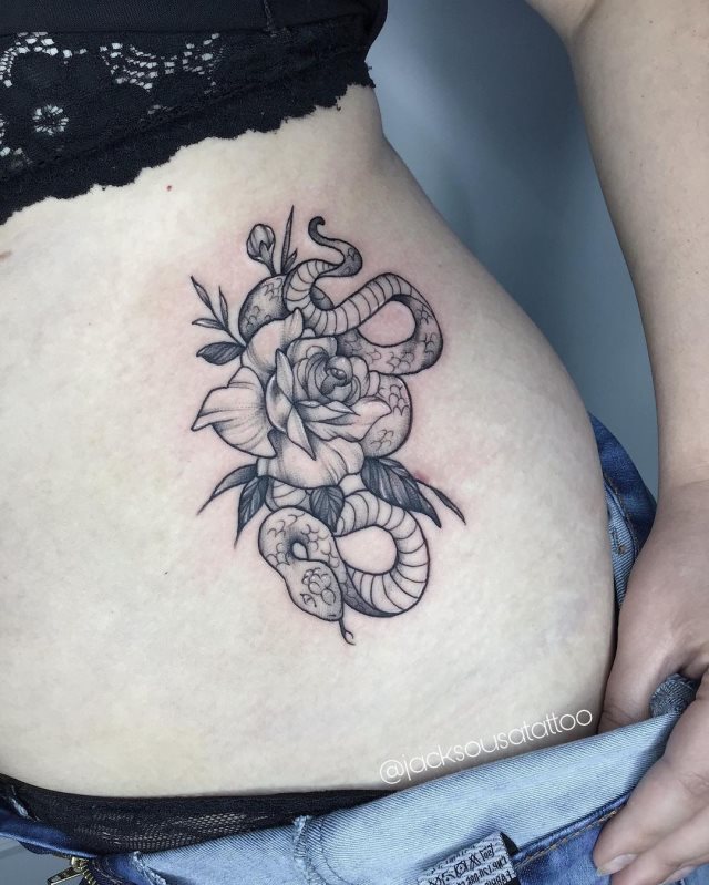 tattoo femenino para la pelvis 25