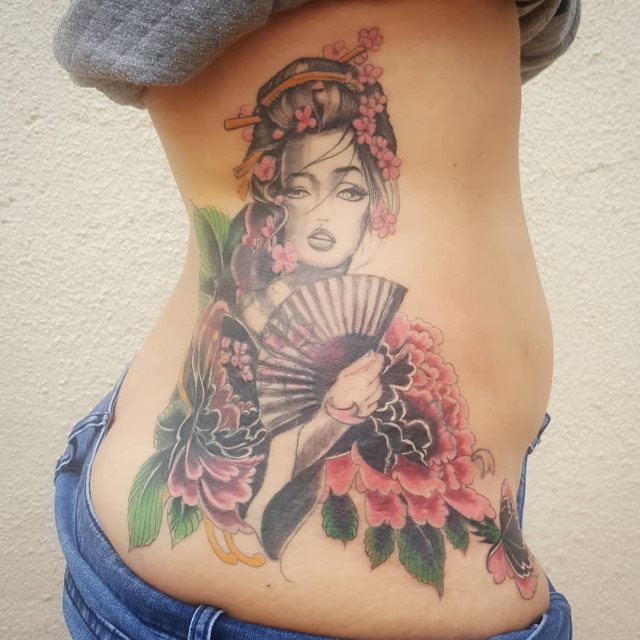 tattoo femenino para la pelvis 27