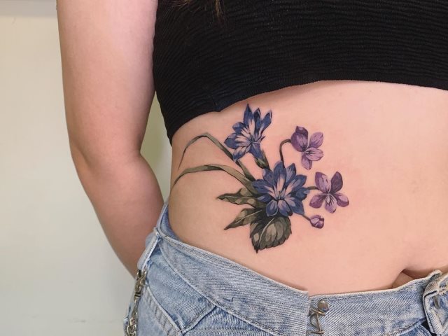 tattoo femenino para la pelvis 33