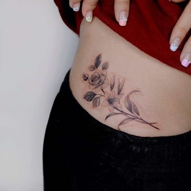 tattoo femenino para la pelvis 43