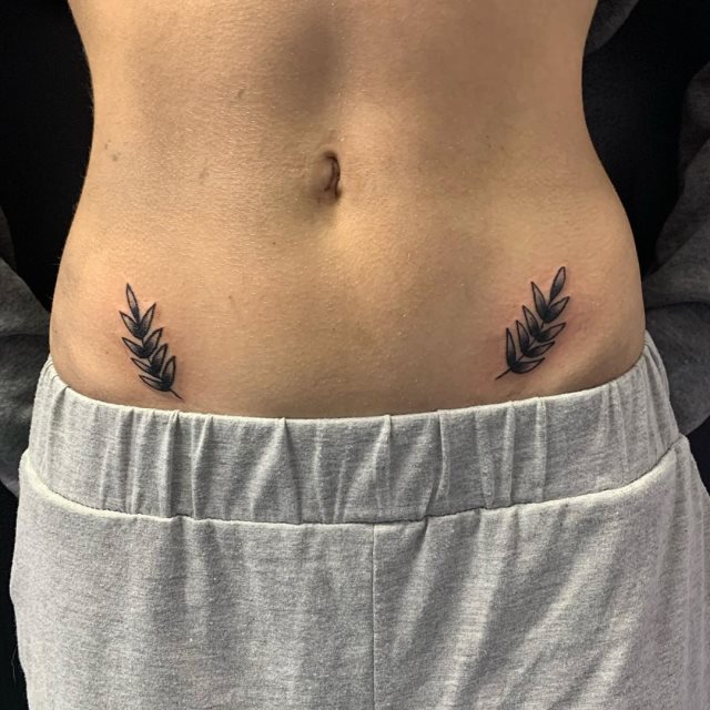 tattoo femenino para la pelvis 50