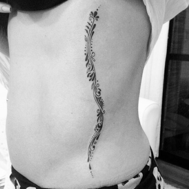 tattoo femenino para las costillas 02