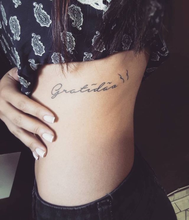 tattoo femenino para las costillas 06