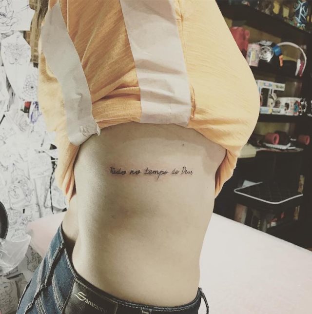 tattoo femenino para las costillas 07