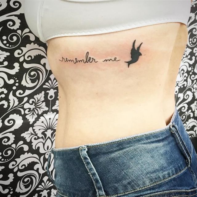 tattoo femenino para las costillas 15