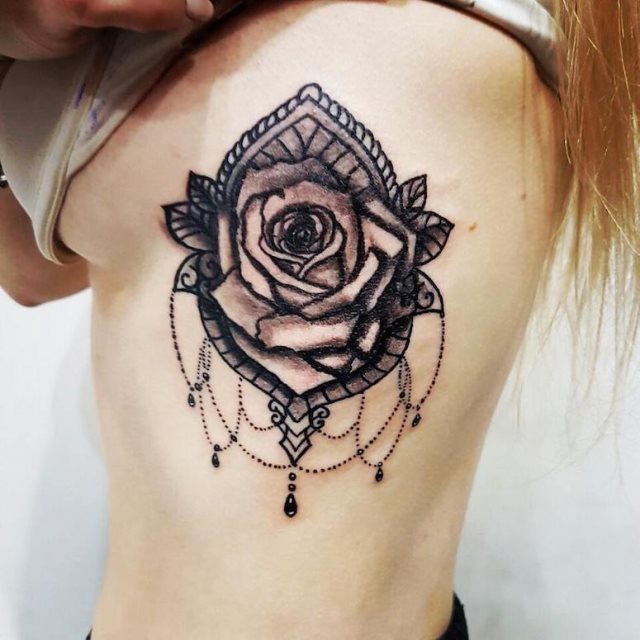 tattoo femenino para las costillas 16