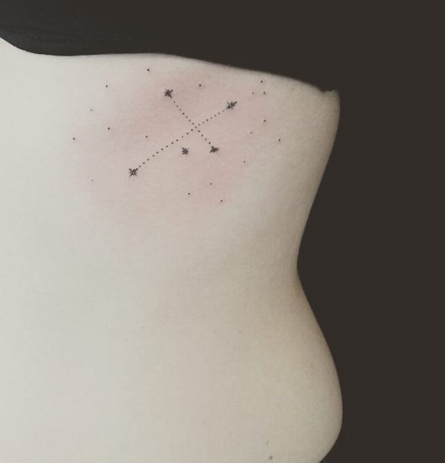 tattoo femenino para las costillas 18