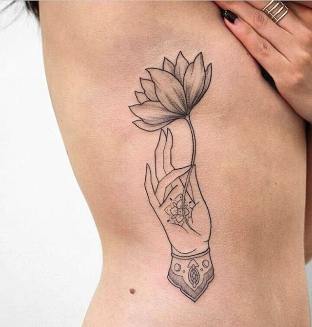 tattoo femenino para las costillas 19