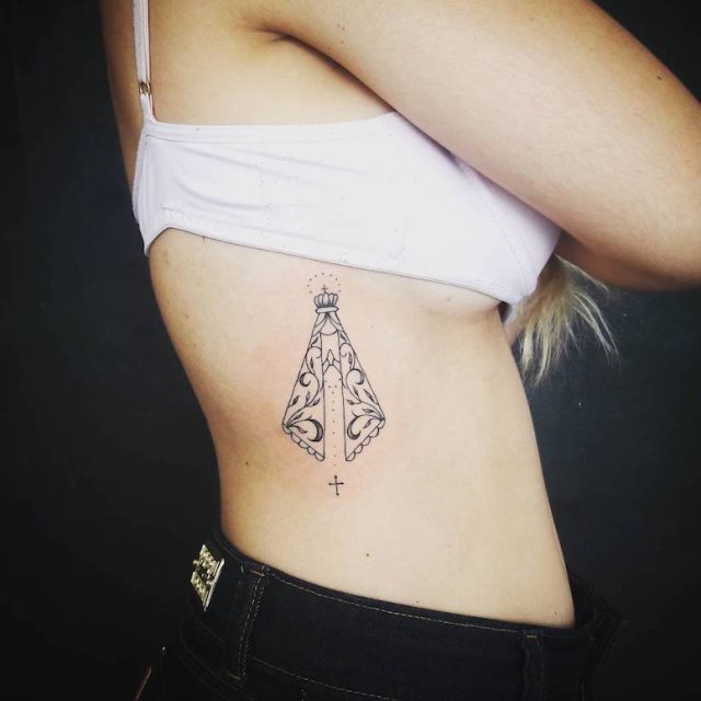 tattoo femenino para las costillas 22