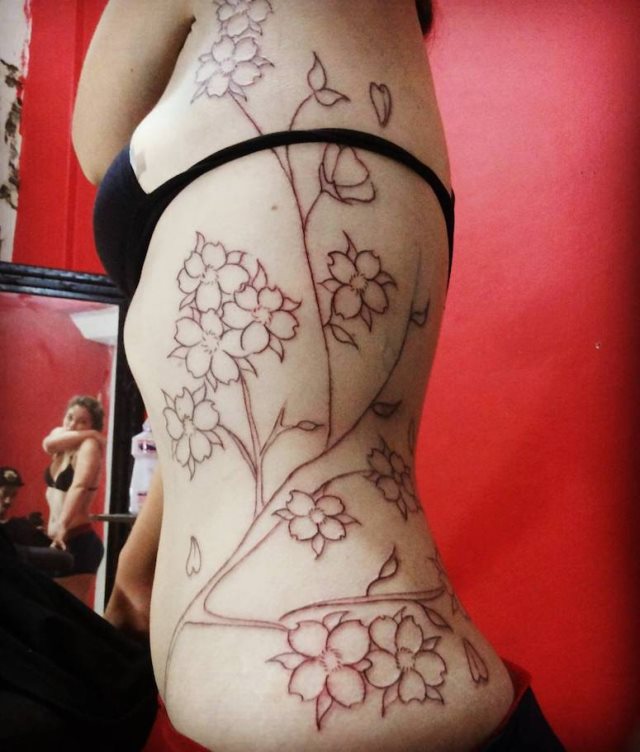 tattoo femenino para las costillas 30