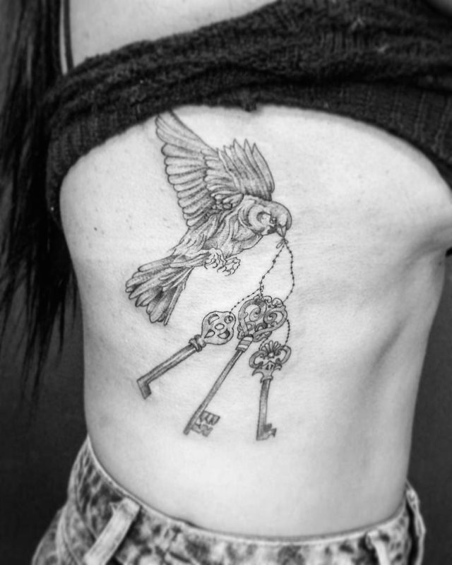tattoo femenino para las costillas 39