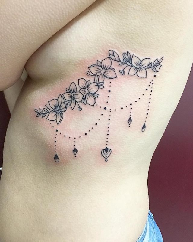 tattoo femenino para las costillas 44