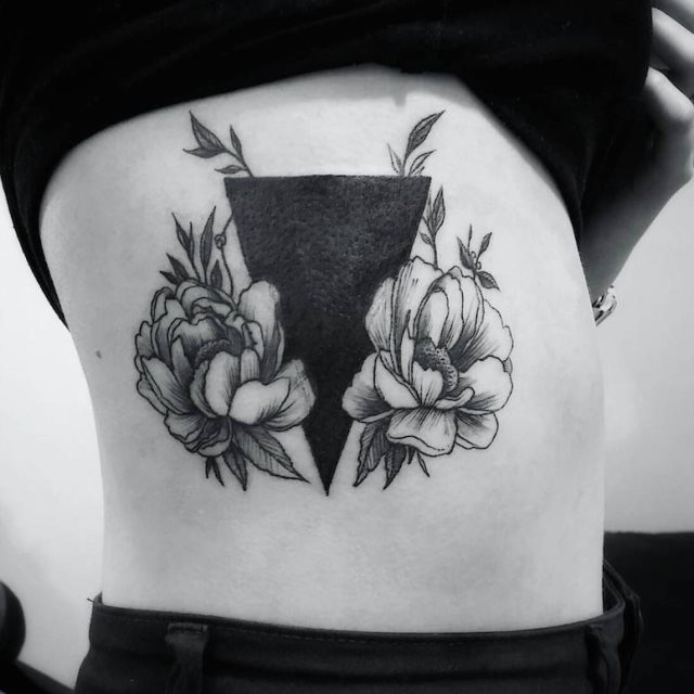 tattoo femenino para las costillas 50