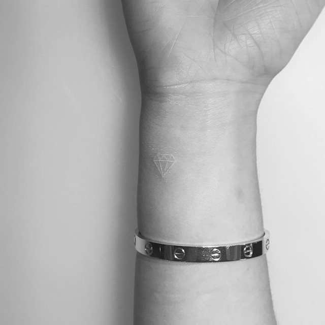 tattoo femenino pequeno en el brazo 10