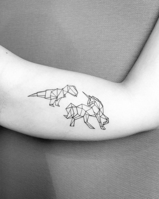 tattoo femenino pequeno en el brazo 102