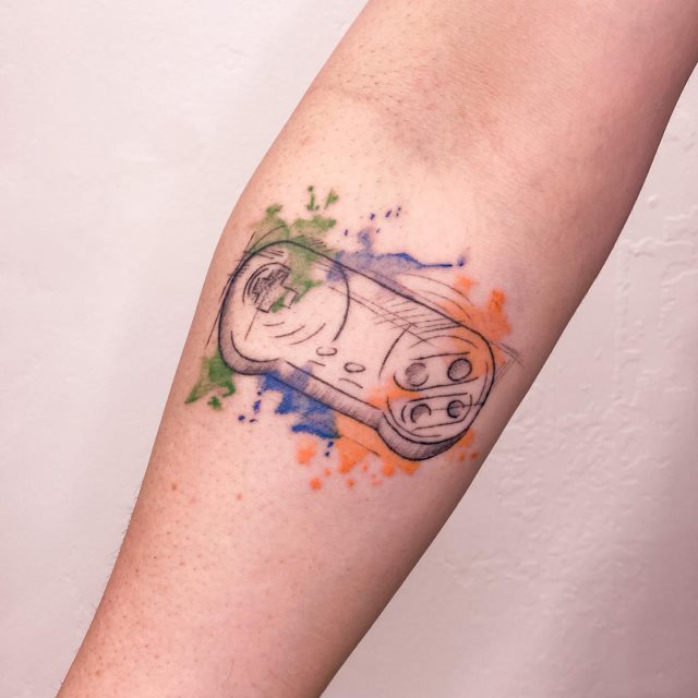 tattoo femenino pequeno en el brazo 108