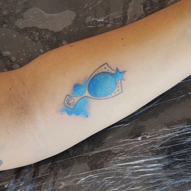 tattoo femenino pequeno en el brazo 110