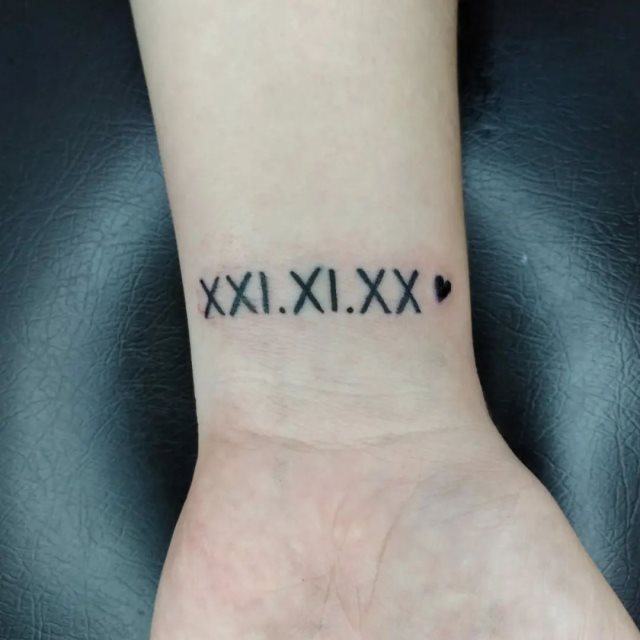 tattoo femenino pequeno en el brazo 114