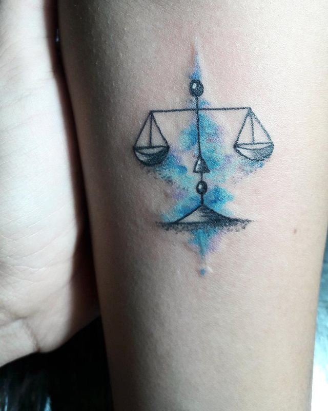 tattoo femenino pequeno en el brazo 116