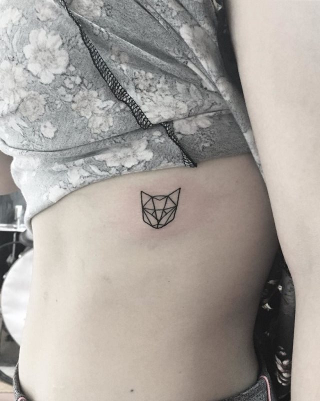 tattoo femenino pequeno en el brazo 121