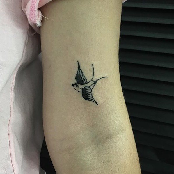 tattoo femenino pequeno en el brazo 123