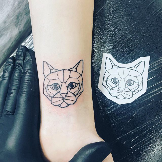 tattoo femenino pequeno en el brazo 124