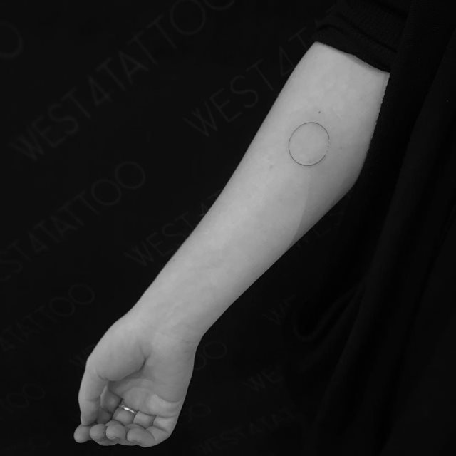 tattoo femenino pequeno en el brazo 128