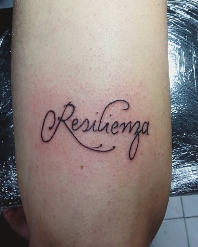 tattoo femenino pequeno en el brazo 13