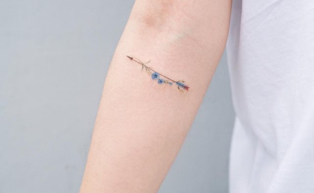 tattoo femenino pequeno en el brazo 130