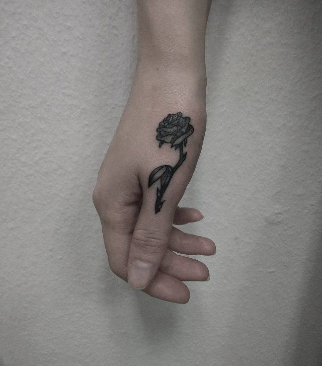 tattoo femenino pequeno en el brazo 18