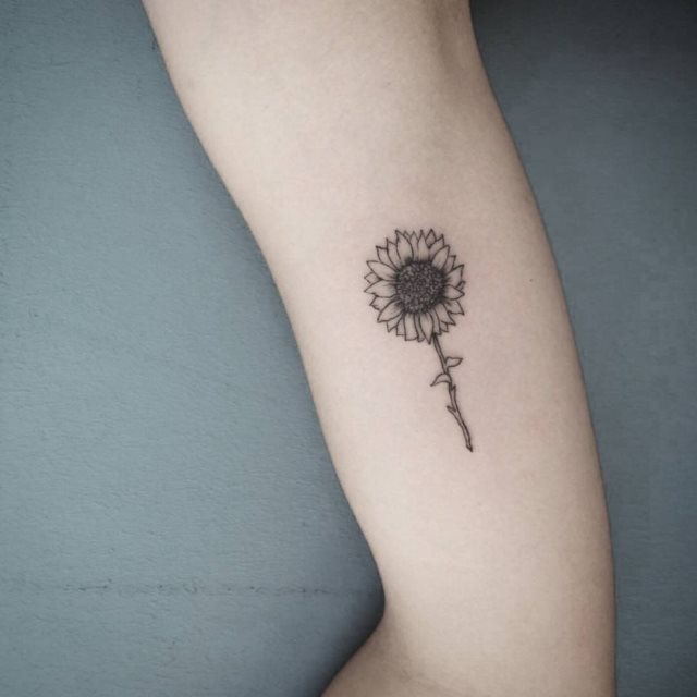 tattoo femenino pequeno en el brazo 22