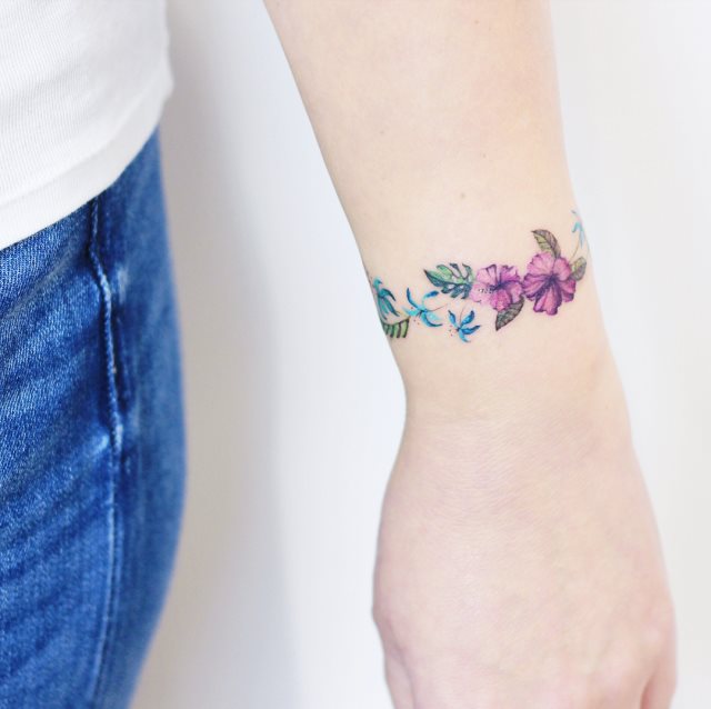tattoo femenino pequeno en el brazo 23